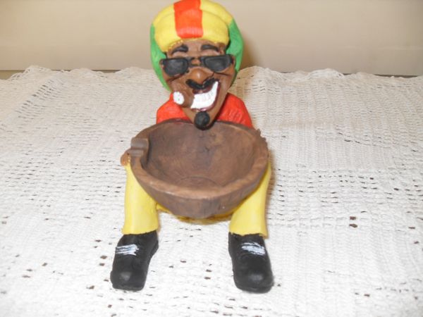 Cinzeiro Bob Marley sentado
